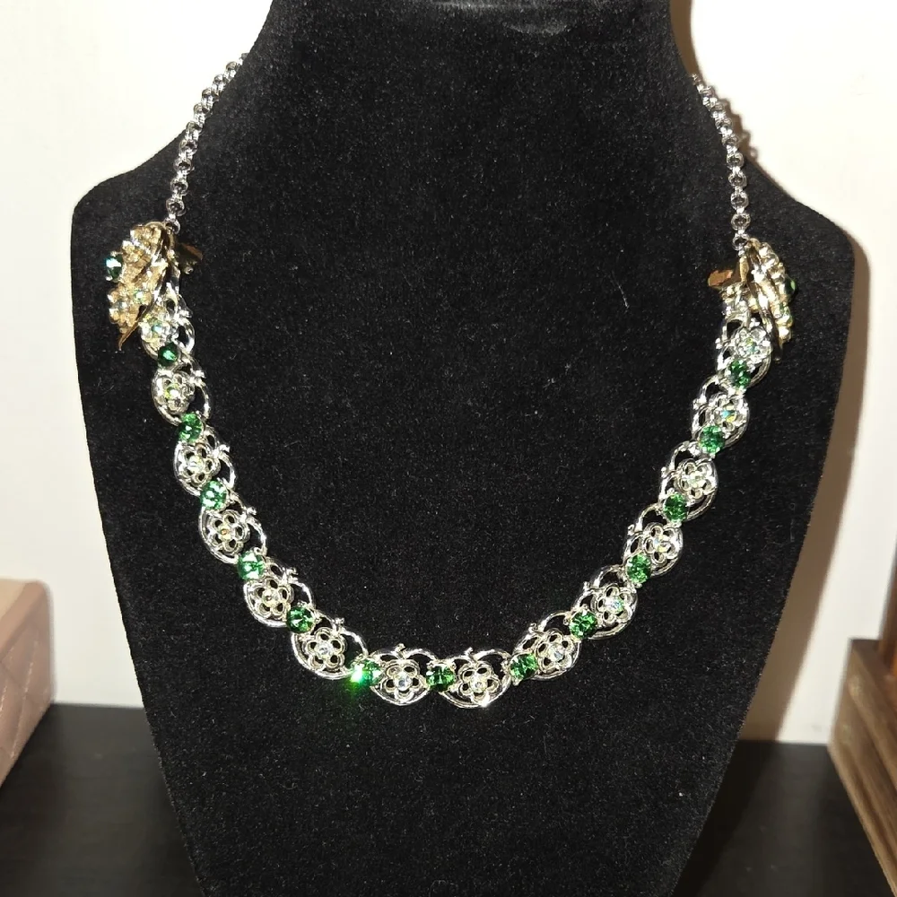 Gold-Tone NECKLACE and EARRINGS set with URANIUM glass crystals - Picture 2 of 13